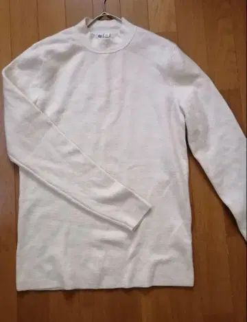 UNIQLO 울 하이넥 니트