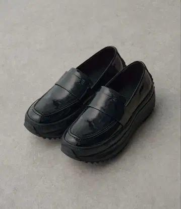 새상품 에나멜 가죽 로퍼