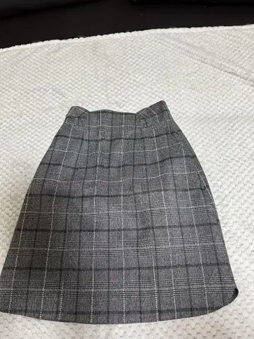 그레이 계열 체크 무늬 미디 스커트