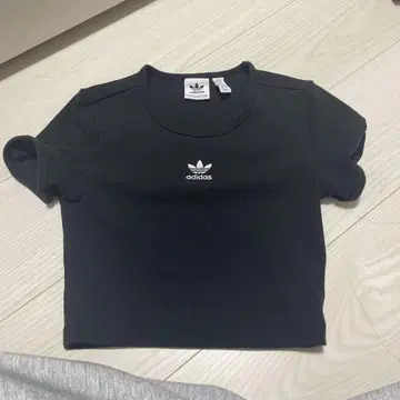 adidas 블랙 크롭 T셔츠 XS
