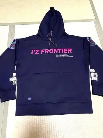 I'Z FRONTIER 후드 부착 후드티 블랙