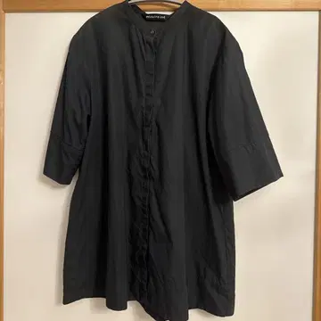 미즈이로 인드 블랙 칠부 소매 셔츠