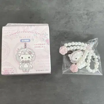 산리오 화이트 프릴 디자인 시크릿 스트랩 챠미 키티