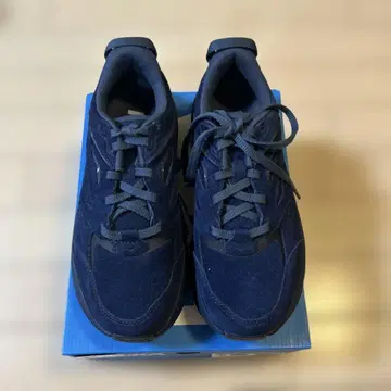 HOKA 네이비 스웨이드 스니커즈 미사용