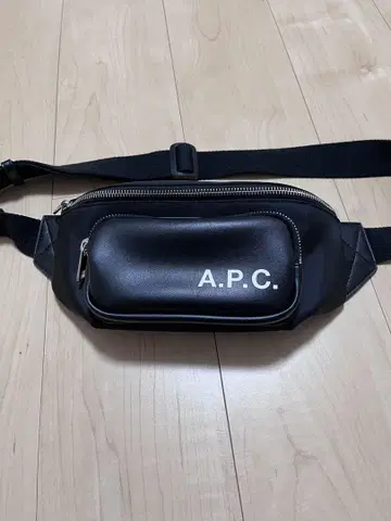 A.P.C. 블랙 바디백