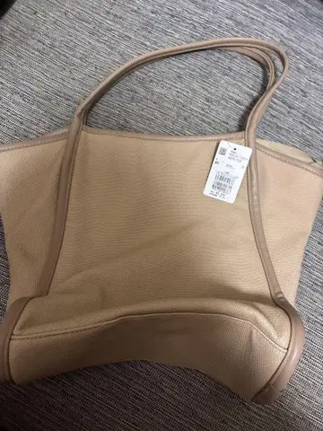 베이지 빅 토트백 내 포켓 부착