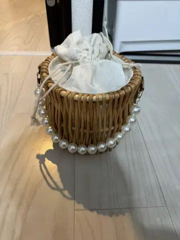 라탄 베이지 바스켓백 펄 장식
