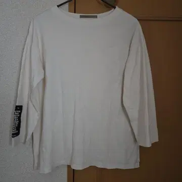Annakerry 화이트 긴팔 T셔츠