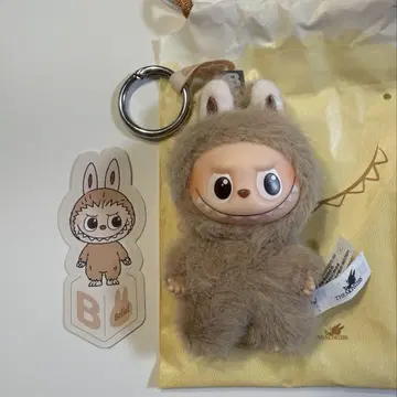 LABUBU PIN FOR LOVE 알파벳 B 브라운