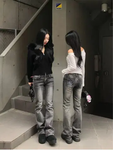 [ 미사용 새상품 ] emmy 로고 플레어 데님 팬츠
