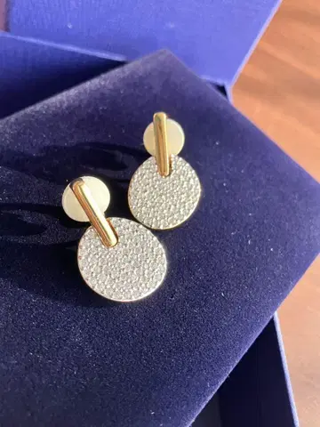 SWAROVSKI 스와로브스키 귀찌 파베 라운드 플레이트