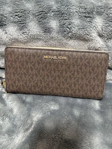 MICHAEL KORS 모노그램 장지갑 브라운