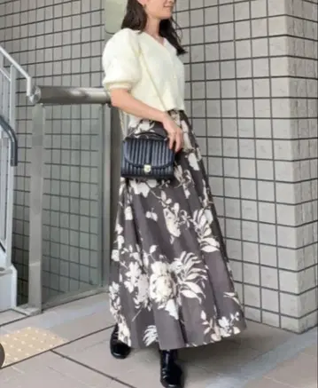 rienda 섀도우 플라워 플레어 스커트