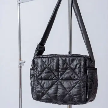RICH RAISE Cross quilt bag / Black