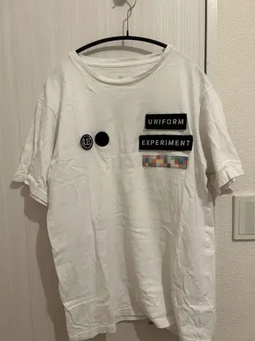 UNIFORM EXPERIMENT 패치 화이트 T셔츠