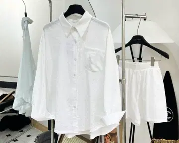 화이트 셔츠와 숏팬츠 셋업 파자마