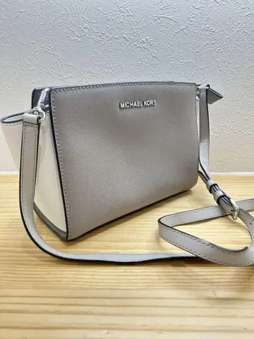 가격 인하 마이클 코어스 숄더백 그레이/화이트