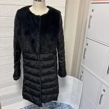 블랙 다운 자켓 인조 모피 부착