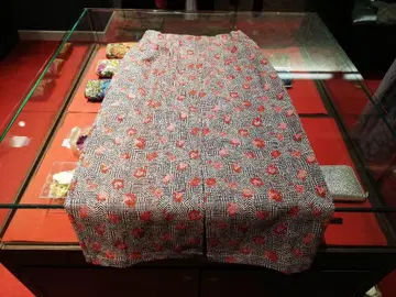타이트 스커트 블랙과 빨간색 꽃무늬