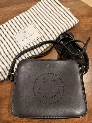 안야 힌드마치 스마일리 가죽 백