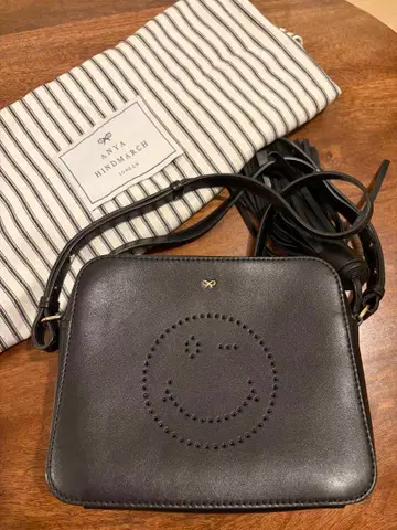 안야 힌드마치 스마일리 가죽 백