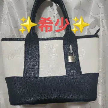 레어 락이 달린 화이트 네이비 핸드백