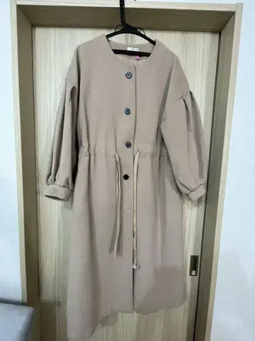 mystic 허리 셔링 코트 베이지