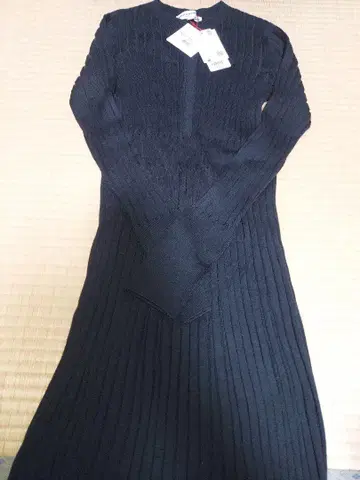 택 포함 새상품 유니클로 이네스 3D 와이드 리브 크루넥 원피스 블랙 M