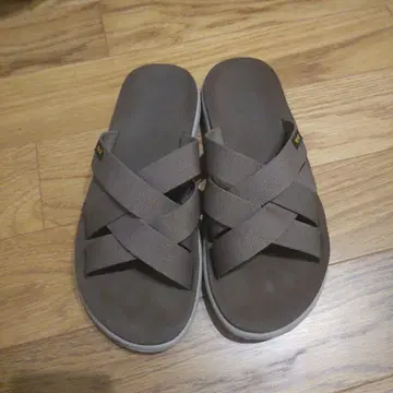 TEVA 크로스 스트랩 샌들 브라운