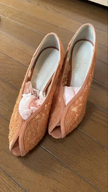오픈토 자수 비즈 오렌지 펌프스