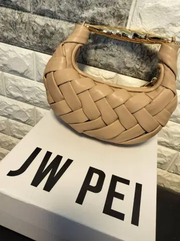 JW PEI 베이지 뜨개질 핸드백