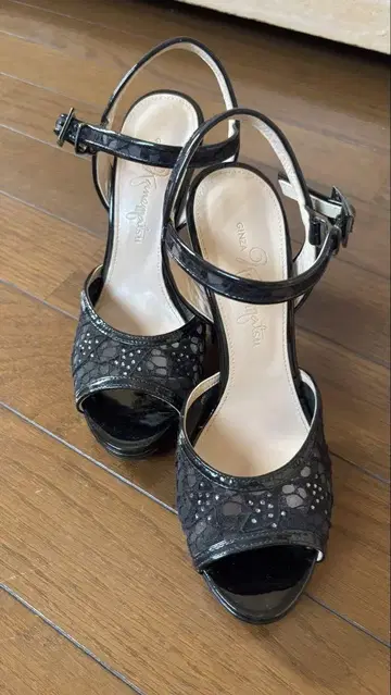 블랙 레이스 무늬 하이힐