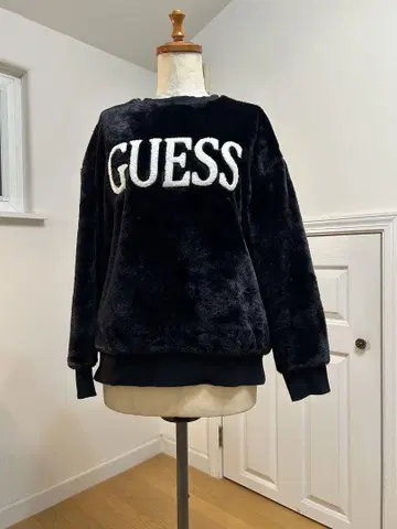 GUESS 블랙 플리스 맨투맨