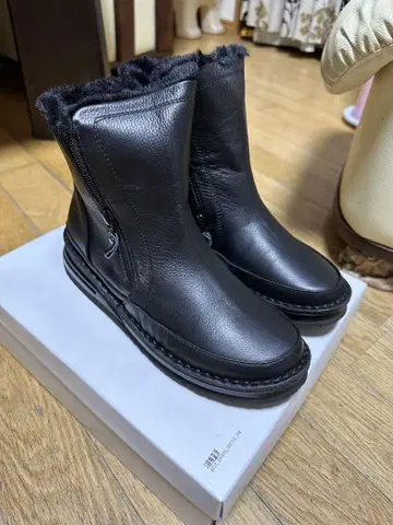 퍼 달린 블랙 가죽 부츠