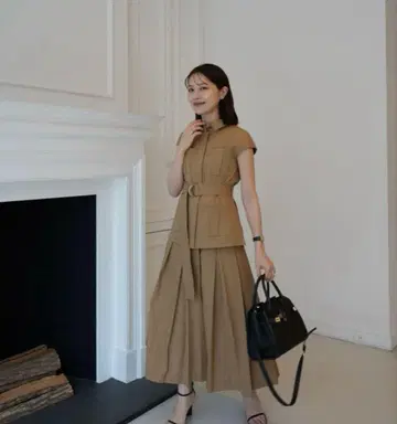 베이지 프렌치 슬리브 자켓과 플리츠 스커트 셋업