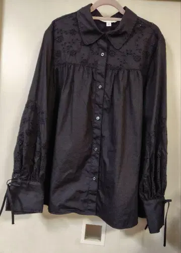 [새상품급] H&M 레이스 절개 블랙 긴팔 블라우스 M 사이즈