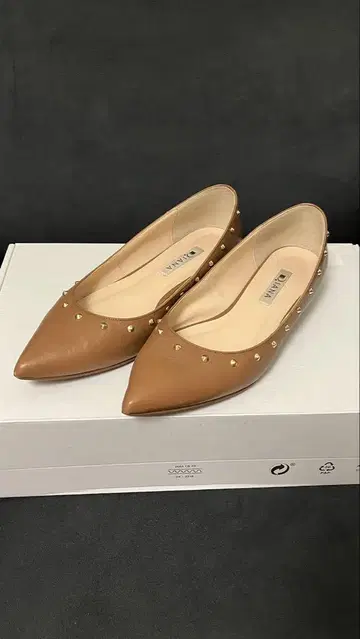 다이애나 스터드 장식 플랫슈즈 24cm