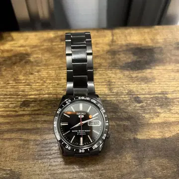 세이코 자동 와인딩 손목시계 블랙 컬러 수심 100m 방수