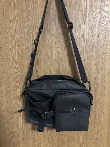CIE 숄더백 블랙