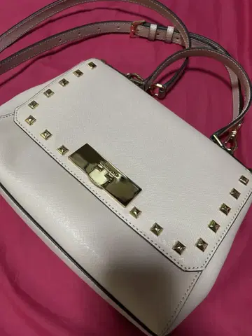 핑크 베이지 스터드 숄더백