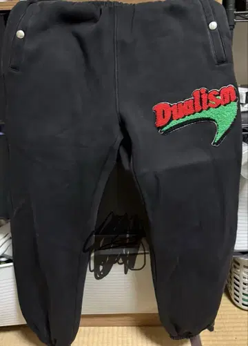Dualism 자수 로고 블랙 조거 팬츠