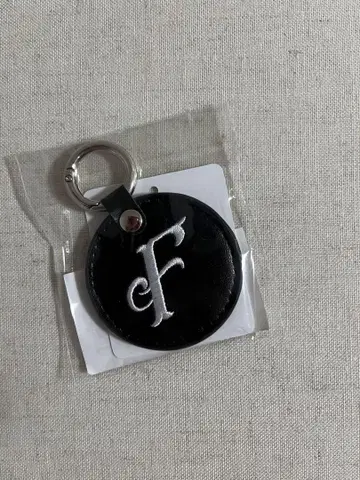 HYSFORM 블랙 컬러 키링 F 자수 포함