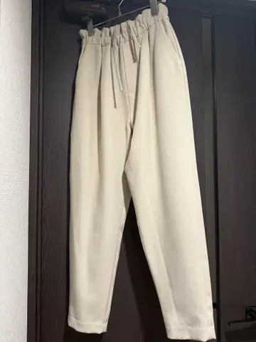 크림색 테이퍼드 팬츠