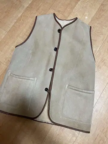 CAWLEY RIVER SHEEPSKIN VEST 코울리 보아 베스트
