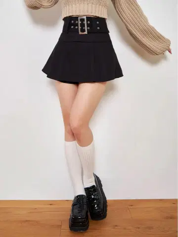 Darich 아일렛 벨트 플리츠 미니 스커트