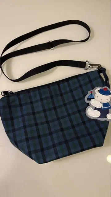 블루 계열 체크 무늬 숄더백