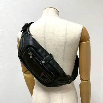 착용 거의 안 한 HUGO BOSS 고급 가죽 바디백