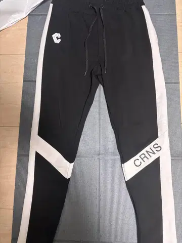 CRNS 스트라이프 조거 팬츠 블랙