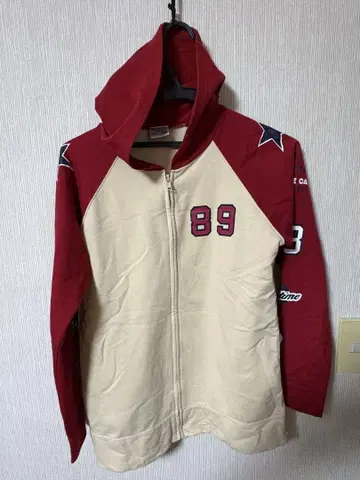 베이지와 빨간색의 후드 부착 후드티