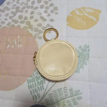 크림색 원형 파우치